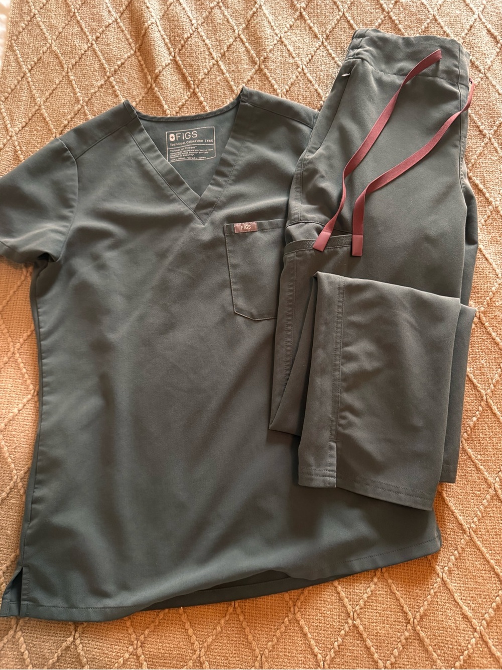 Figs moss Women’s scrub Set with Burgundy Drawstring